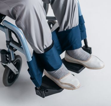 Фиксатор ног к инвалидной коляске 900х150 мм.. Изображение №1
