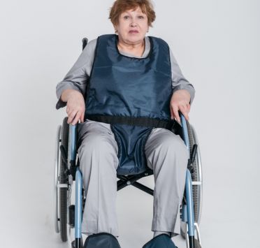 Фиксирующий жилет для инвалидного кресла. Изображение №1